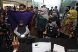 Gubernur Jawa Timur Khofifah Indar Parawansa (tengah) meninjau proses perekaman untuk pembuatan KTP elektronik untuk penyandang disabilitas saat peluncuran pencanangan gerakan bersama penuntasan layanan dokumen kependudukan bagi disabilitas di Surabaya, Jawa Timur, Kamis (16/6/2022). Kegiatan tersebut bertujuan untuk membangun gerakan bersama guna memaksimalkan pendataaan, perekaman dan penerbitan dokumen-dokumen kependudukan bagi penyandang disabilitas dan anak-anak berkebutuhan khusus di Jawa Timur sehingga memudahkan pemerintah dalam memberikan layanan seperti pelayanan pendidikan, kesehatan, sosial dan lainnya.  Antara Jatim/Moch Asim/zk.