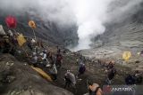 Warga berebut sesaji yang dilempar oleh masyarakat Suku Tengger ke kawah Gunung Bromo pada Upacara Yadnya Kasada di Desa Ngadisari, Sukapura, Probolinggo, Jawa Timur, Kamis (16/6/2022). Upacara Kasada merupakan upacara adat masyarakat Suku Tengger sebagai bentuk ucapan syukur kepada Sang Hyang Widi sekaligus meminta berkah dan menjauhkan dari malapetaka.  ANTARA Jatim/Umarul Faruq/zk