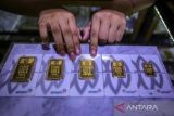 Harga emas Antam turun Rp7.000 per gram pada perdagangan Jumat
