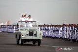  Kepala Staf Angkatan Laut (KASAL) Laksamana TNI Yudo Margono (kiri) melakukan inspeksi pasukan saat Upacara HUT ke-66 Penerbangan TNI AL di apron hanggar Lanudal Juanda, Sidoarjo, Jawa Timur, Jumat (17/6/2022). HUT ke-66 Penerbangan TNI AL tersebut mengambil tema 