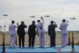  Kepala Staf Angkatan Laut (KASAL) Laksamana TNI Yudo Margono (ketiga kanan) melihat defile helikopter saat Upacara HUT ke-66 Penerbangan TNI AL di apron hanggar Lanudal Juanda, Sidoarjo, Jawa Timur, Jumat (17/6/2022). HUT ke-66 Penerbangan TNI AL tersebut mengambil tema 