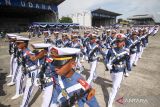  Taruna Akademi Angkatan Laut (AAL) melakukan defile pasukan saat Upacara HUT ke-66 Penerbangan TNI AL di apron hanggar Lanudal Juanda, Sidoarjo, Jawa Timur, Jumat (17/6/2022). HUT ke-66 Penerbangan TNI AL tersebut mengambil tema 'Penerbangan TNI Angkatan Laut Hebat, Angkatan Laut Kuat, Indonesia Jaya'. ANTARA Jatim/Umarul Faruq/zk