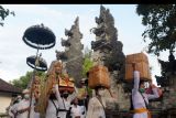 Umat Hindu membawa benda sakral untuk persembahyangan menjelang Hari Raya Kuningan di Pura Sakenan, Desa Serangan, Denpasar, Bali, Jumat (17/6/2022). Kegiatan tersebut merupakan rangkaian dari upacara pujawali dan perayaan Hari Raya Kuningan yang akan digelar pada Sabtu (18/6) untuk merayakan kemenangan 'Dharma' (kebenaran) melawan 'Adharma' (kejahatan). ANTARA FOTO/Nyoman Hendra Wibowo/nym.