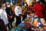 Menteri Koodinator Bidang Pembangunan Manusia dan Kebudayaan (PMK) Muhadjir Effendy (tengah) didampingi Bupati Magetan Suprawoto (kedua kiri) mengamati kain batik hasil karya penyandang tuna grahita di Sekolah Luar Biasa Negeri Karangrejo saat melakukan kunjungan kerja di Kabupaten Magetan, Jawa Timur, Kamis (16/6/2022). Di Magetan Muhadjir Effendy meninjau kondisi serta kegiatan di Panti Sosial Lansia dan Sekolah Luar Biasa Karangrejo. ANTARA Jatim/Siswowidodo/zk