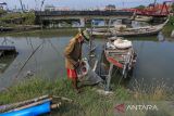 Warga memulung sampah dengan perahu miliknya di kampung nelayan Pabean udik, Indramayu, Jawa Barat, Minggu (19/6/2022). Pemerintah menargetkan penurunan angka kemiskinan ekstrem hingga nol persen di 212 kabupaten/kota pada tahun 2024 seiring dengan dikeluarkannya Instruksi Presiden (Inpres) nomor 4 tahun 2022 tentang percepatan penghapusan kemiskinan ekstrem. ANTARA FOTO/Dedhez Anggara/agr
