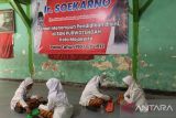 Siswa SDN Purwotengah, Kota Mojokerto, Jawa Timur, berpakaian adat Jawa memainkan permainan tradisional 