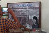 Seorang pengunjung mengabadikan gambar Soekarno pernah bersekolah di SDN Purwotengah, Kota Mojokerto, Jawa Timur, Minggu (19/6).  Presiden Pertama RI, Ir Soekarno atau Bung Karno berdasarkan data dari Pemkot Mojokerto, Jawa Timur, pernah tinggal dan berekolah di kota ini.Soekarno pernah bersekolah di Inlandsche School atau juga disebut sebagai Tweede School  (Sekolah Ongko Loro), yang merupakan sebuah julukan bagi sekolah anak pribumi, yang sekarang menjadi SDN Purwotengah, di Jl Taman Siswa Mojokerto. Selain itu, Bung Karno juga sempat mengenyam pendidikan di Europesche Lagere School (ELS) pada tahun 1911, yang sekarang menjadi SMPN 2 Kota Mojokerto, di Jalan A Yani Kota Mojokerto.