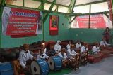 Siswa SDN Purwotengah, Kota Mojokerto, Jawa Timur, berpakaian adat Jawa memainkan alat musik di sekolah mereka, Minggu (19/6).  Presiden Pertama RI, Ir Soekarno atau Bung Karno berdasarkan data dari Pemkot Mojokerto, Jawa Timur, pernah tinggal dan berekolah di kota ini.Soekarno pernah bersekolah di Inlandsche School atau juga disebut sebagai Tweede School  (Sekolah Ongko Loro), yang merupakan sebuah julukan bagi sekolah anak pribumi, yang sekarang menjadi SDN Purwotengah, di Jl Taman Siswa Mojokerto. Selain itu, Bung Karno juga sempat mengenyam pendidikan di Europesche Lagere School (ELS) pada tahun 1911, yang sekarang menjadi SMPN 2 Kota Mojokerto, di Jalan A Yani Kota Mojokerto.
