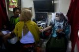 Warga mengikuti donor darah di dalam mobil donor darah keliling PMI Sulsel, Kabupaten Gowa, Sulawesi Selatan, Minggu (19/6/2022). Kegiatan donor darah tersebut dalam rangkaian hari donor darah sedunia 2022 yang bertujuan untuk memenuhi kebutuhan stok darah. ANTARA FOTO/Abriawan Abhe/foc.
