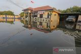 Banjir rob merendam halaman Mako Satpolair Polres Indramayu di Karangsong, Indramayu, Jawa Barat, Senin (20/6/2022). Banjir rob yang disebabkan pasang air laut merendam jalan dan puluhan rumah warga yang berada di pesisir pantai. ANTARA FOTO/Dedhez Anggara/agr