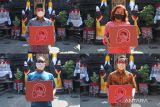Foto kolase warga membawa bantuan paket sembako yang mereka dapatkan dari kepolisian di Pura Agung Jagat Karana, Surabaya, Jawa Timur, Senin (20/6/2022). Pembagian bantuan paket sembako oleh kepolisian kepada masyarakat yang membutuhkan tersebut dalam rangka menyambut HUT ke-76 Bhayangkara. ANTARA Jatim/Didik Suhartono/zk