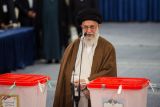 Ayatollah Khamenei shalatkan jenazah Presiden Iran Ebrahim Raisi