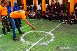 Relawan memberikan contoh penangkapan ular saat digelar edukasi snake rescue kepada anggota Pramuka Madrasah Aliyah Fatwa Alim di Tulung, Saradan, Kabupaten Madiun, Jawa Timur, Selasa (21/6/2022). Komunitas Exotic Animal Lovers Indonesia (Exalos Indonesia) bersama petugas pemadam kebakaran menggelar kegiatan tersebut untuk mengedukasi anggota pramuka tentang penanganan ular bila berkonflik dengan manusia tanpa harus membunuh. ANTARA Jatim/Siswowidodo/zk