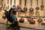 Pengunjung melihat berbagai alat musik petik dari negara India yang dipajang di Museum Musik Dunia di Batu, Jawa Timur, Senin (20/6/2022). Museum tersebut ramai dikunjungi wisatawan menjelang Hari Musik Sedunia yang diperingati setiap tanggal 21 Juni. ANTARA Jatim/Ari Bowo Sucipto/zk