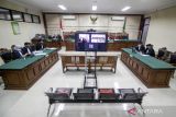  Jaksa Penuntut Umum membacakaan dakwaan dalam kasus korupsi pengurusan perkara di PN Surabaya saat sidang dakwaan secara virtual di Pengadilan Tindak Pidana Korupsi (Tipikor) Juanda, Sidoarjo, Jawa Timur, Selasa (21/6/2022). Mantan Hakim Pengadilan Negeri (PN) Surabaya Itong Isnaeni Hidayat bersama panitera pengganti, Hamdan dan Pengacara Hendro Kasiono menjadi terdakwa terkait kasus dugaan menerima suap pengurusan perkara di PN Surabaya Jawa Timur. ANTARA Jatim/Umarul Faruq/zk