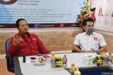 Kepala LKBN ANTARA Biro Jawa Timur, Rachmat Hidayat berbincang bersama dengan Ketua DPD PSI Surabaya Erick Komala ketika berkunjung di Grha ANTARA Jatim, Surabaya, Rabu (22/06/2022). Kunjungan tersebut dalam rangka silaturrahmi dengan media. ANTARA Jatim/ZK