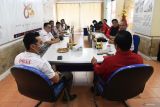 Kepala LKBN ANTARA Biro Jawa Timur, Rachmat Hidayat berbincang bersama dengan Ketua DPD PSI Surabaya Erick Komala  didampingi anggota ketika berkunjung di Grha ANTARA Jatim, Surabaya, Rabu (22/06/2022). Kunjungan tersebut dalam rangka silaturrahmi dengan media. ANTARA Jatim/ZK