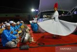 Seni hadrah dan tari sufi tampil saat kenduri akbar di Kota Madiun, Jawa Timur, Selasa (21/6/2022) malam. Kegiatan dalam rangka tasyakuran peringatan Hari Jadi ke-104 Kota Madiun tersebut diikuti ribuan warga Kota Madiun. ANTARA Jatim/Siswowidodo/zk