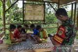 Anak - anak mengakses internet wifi gratis yang disediakan oleh Pemdes di Dusun Bandaruka, Desa Karanganyar, Kabupaten Ciamis, Jawa Barat, Selasa (21/6/2022). Warga Dusun Bandaruka dan Karanganyar terpaksa mengakses internet di Pos Ronda akibat kesulitan mendapatkan jaringan internet dan telepon, dan berharap kepada pemerintah daerah dapat memberikan solusi supaya bisa melek informasi dan komunikasi. ANTARA FOTO/Adeng Bustomi/agr
