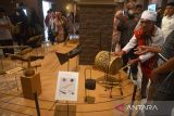 Peserta memainkan salah satu alat musik tradisional, Gendang dari kabupaten Mamasa, Sulawesi Barat saat pembukaan Pameran Alat Musik Tradisional Nusantara di Museum Aceh, Banda Aceh, Rabu (22/6/2022). Pameran Alat Musik Tradisional Nusantara ke-13 yang digelar di provinsi Aceh dari tanggal 22 hingga 25 Juni 2022 menampilkan sebanyak 200 jenis alat musik dari 31 provinsi di Indonesia itu bertujuan untuk melestarikan nilai budaya bangsa, memberikan udukasi kepada masyarakat dan diharapkan dapat berkolaborasi dengan alat musik kontemporer. ANTARA FOTO/Ampelsa.