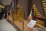 Peserta menyaksikan alat musik tradisional dari provinsi Sulawesi Tenggara saat pembukaan Pameran Alat Musik Tradisional Nusantara di Museum Aceh, Banda Aceh, Rabu (22/6/2022). Pameran Alat Musik Tradisional Nusantara ke-13 yang digelar di provinsi Aceh dari tanggal 22 hingga 25 Juni 2022 menampilkan sebanyak 200 jenis alat musik dari 31 provinsi di Indonesia itu bertujuan untuk melestarikan nilai budaya bangsa, memberikan udukasi kepada masyarakat dan diharapkan dapat berkolaborasi dengan alat musik kontemporer. ANTARA FOTO/Ampelsa.