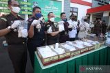 Petugas menunjukkan barang bukti narkotika jenis sabu dan pil sebelum dimusnahkan di halaman Kantor Kejaksaan Negeri Sidoarjo, Jawa Timur, Rabu (22/6/2022). 
