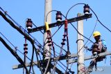 Pekerja melakukan pembenahan jaringan listrik di kawasan perkantoran di depan Balai Kota Malang, Jawa Timur, Rabu (22/6/2022). Pemerintah akan menaikkan tarif listrik kepada pelanggan rumah tangga mampu non subsidi golongan 3.500 Volt Ampere (VA) ke atas (R2 dan R3) dan golongan pemerintah (P1, P2 dan P3) mulai 1 Juli 2022. ANTARA Jatim/Ari Bowo Sucipto/zk