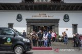 Gubernur Jawa Barat Ridwan Kamil (tengah) memberikan kata sambutan saat mengikuti pelepasan tim pemeriksa kesehatan hewan kurban di Gedung Sate, Bandung, Jawa Barat, Kamis (23/6/2022). Gubernur Jawa Barat Ridwan Kamil secara resmi melepas 1.784 tim pemeriksa hewan kurban untuk disebar di 27 kota/kabupaten yang ada di Jawa Barat guna melakukan pengawasan serta memastikan kesehatan hewan kurban. ANTARA FOTO/Raisan Al Farisi/agr