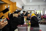 Siswa penyandang disabilitas mengikuti prosesi wisuda secara tatap muka di SLBN Cicendo, Bandung, Jawa Barat, Kamis (23/6/2022). SLBN Cicendo kembali menggelar wisuda secara tatap muka untuk jenjang TKLB, SDLB, SMPLB dan SMALB dengan jumlah 31 wisudawan dan wisudawati setelah dua tahun tidak digelar akibat pandemi COVID-19. ANTARA FOTO/Raisan Al Farisi/agr
