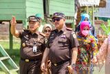 Kepala Kejaksaan Tinggi (Kajati) Aceh Bambang Bachtiar (tengah), Wali Kota Lhokseumawe Suaidi Yahya (kanan), Kajari Lhokseumawe Mukhlis (kiri) meninjau pembangunan panti rehabilitasi narkoba di kompleks pesantren Darul Mukminin Nusantara Aceh di Desa Kandang, Lhokseumawe, Aceh, Kamis (23/6/2022). Panti Rehabilitasi Narkoba tersebut berupa pondok pesantren untuk merehabilitasi para korban penyalahgunaan narkotika, psikotropika, dan zat adiktif lain (napza) dengan metode ilmu keagamaan. ANTARA FOTO/Rahmad