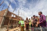 Kepala Kejaksaan Tinggi (Kajati) Aceh Bambang Bachtiar (tengah), Wali Kota Lhokseumawe Suaidi Yahya (kanan), Kajari Lhokseumawe Mukhlis (kiri) meninjau pembangunan panti rehabilitasi narkoba di kompleks pesantren Darul Mukminin Nusantara Aceh di Desa Kandang, Lhokseumawe, Aceh, Kamis (23/6/2022). Panti Rehabilitasi Narkoba tersebut berupa pondok pesantren untuk merehabilitasi para korban penyalahgunaan narkotika, psikotropika, dan zat adiktif lain (napza) dengan metode ilmu keagamaan. ANTARA FOTO/Rahmad