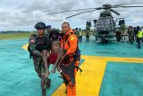 Petugas TNI dan Basarnas membawa korban kecelakaan pesawat Susi Air jenis Pilatus Porter PG-6 nomer penerbangan PK-BVM rute Timika-Duma setibanya di Timika, Papua, Kamis (23/6/2022). Sebanyak tujuh korban dibawa ke Timika, Papua, untuk mendapatkan perawatan. ANTARA FOTO/HO/Danlanud Timika/nym.