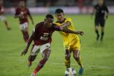 Pesepak bola Bali United Privat Mbarga (kiri) berebut bola dengan pesepak bola Kedah Darul Aman FC Azmeer Aris dalam pertandingan sepak bola babak Grup G Piala AFC 2022 di Stadion I Wayan Dipta, Gianyar, Bali, Jumat (24/6/2022). Bali United menang dengan skor 2-0. ANTARA/Nyoman Budhiana.