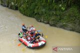 Menteri Pariwisata dan Ekonomi Kreatif Sandiaga Uno bersama Bupati Serdang Bedagai Darma Wijaya mengikuti olahraga rekreasi arung jeram di Desa Wisata Buluh Duri, Serdang Bedagai, Sumatera Utara, Kamis (23/6/2022). ANTARA FOTO/Fransisco Carolio