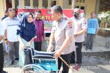 Polres Agam bantu kursi roda bagi warga alami lumpuh