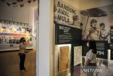 Pengunjung melihat sebuah sudut yang menampilkan sejarah Bandung Awal Mula di Museum Kota Bandung, Jawa Barat, Jumat (24/6/2022). Setelah ditutup selama dua tahun akibat pandemi COVID-19, museum yang menjadi sarana wisata edukasi sejarah Kota Bandung tersebut kembali dibuka untuk umum dengan tetap menerapkan protokol kesehatan di masa PPKM level satu. ANTARA FOTO/Raisan Al Farisi/agr