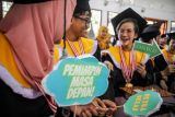 Siswa penyandang disabilitas mengikuti prosesi wisuda secara tatap muka di SLBN Cicendo, Bandung, Jawa Barat, Kamis (23/6/2022). SLBN Cicendo kembali menggelar wisuda secara tatap muka untuk jenjang TKLB, SDLB, SMPLB dan SMALB dengan jumlah 31 wisudawan dan wisudawati setelah dua tahun tidak digelar akibat pandemi COVID-19. ANTARA FOTO/Raisan Al Farisi/foc.