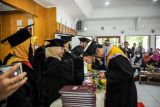 Siswa penyandang disabilitas mengikuti prosesi wisuda secara tatap muka di SLBN Cicendo, Bandung, Jawa Barat, Kamis (23/6/2022). SLBN Cicendo kembali menggelar wisuda secara tatap muka untuk jenjang TKLB, SDLB, SMPLB dan SMALB dengan jumlah 31 wisudawan dan wisudawati setelah dua tahun tidak digelar akibat pandemi COVID-19. ANTARA FOTO/Raisan Al Farisi/foc.