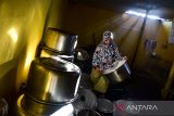 Seorang warga menyiapkan perangkat untuk membuat jus pala di Negeri Morella, Maluku Tengah. (ANTARA FOTO/FB Anggoro)