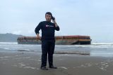 Tongkang terdampar di Pantai Jetis Cilacap Jawa Tengah