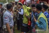 Jamaah calon haji berpelukan dengan kerabatnya saat pelepasan dan pemberangkatan jemaah haji kloter pertama di Bumi Perkemahan, Kabupaten Pangandaran, Jawa Barat, Minggu (26/6/2022). Sebanyak 182 orang jamaah calon haji dari Pangandaran diberangkatkan menuju Asrama Haji embarkasi Bekasi dan diterbangkan ke Tanah Suci pada 28 Juni 2022. ANTARA FOTO/Adeng Bustomi/agr