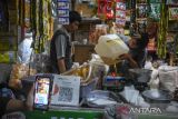 Warga menunjukkan aplikasi Peduli Lindungi saat membeli minyak curah di Pasar Kosambi, Bandung, Jawa Barat, Senin (27/6/2022). Pemerintah akan menerapkan aturan baru terkait pembelian dan penjualan minyak goreng curah dengan menggunakan aplikasi Peduli Lindungi atau menunjukkan nomor induk kependudukan pada KTP yang akan diberlakukan pada 11 Juli mendatang. ANTARA FOTO/Raisan Al Farisi/agr