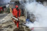 Petugas melakukan fogging atau pengasapan di Cintarasa, Kecamatan Tawang, Kota Tasikmalaya, Jawa Barat, Senin (27/6/2022). Dinas Kesehatan Kota Tasikmalaya mencatat sebanyak 1.059 orang terkena Demam Berdarah Dengue (DBD) dengan jumlah kematian sebanyak 16 orang. ANTARA FOTO/Adeng Bustomi/agr
