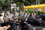 Gubernur DKI Jakarta, Anies Baswedan didampingi oleh Direktur Indocement, Troy D. Soputro, dan perwakilan dari salah satu perusahaan developer terkemuka di Indonesia melepas keberangkatan truk pengangkut refused dreived fuel (RDF) dari ITC Cempaka Mas ke Indocement Kompleks Pabrik Citeureup, Bogor pada 23 Juni 2022.

Indocement akan menerima RDF dalam bentuk residu non-valuable plastik dan kemasan hasil pengolahan sampah hasil pengolahan dari Pengelolaan Sampah Terpadu ITC Cempaka Mas. RDF ini akan digunakan oleh Indocement untuk menggantikan penggunaan batu bara dalam proses produksi semen.

Kerja sama ini merupakan bentuk partisipasi Indocement dalam menjalankan Peraturan Gubernur DKI Jakarta No. 102 Tahun 2021 tentang Kewajiban Pengelolaan sampah di Kawasan dan Perusahaan. (Foto: Antara/Humas Indocement).