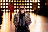 Celine koleksi blazer pria ke Paris Fashion Week