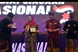 Kepala Badan Nasional Penanggulangan Terorisme (BNPT) Komjen Pol Boy Rafli Amar (kedua kanan), tokoh nasional Yenny Wahid (kedua kiri), Wakil Gubernur Bali Tjokorda Oka Artha Ardana Sukawati (kiri) dan Direktur Analisis dan Penyelarasan Badan Pembinaan Ideologi Pancasila (BPIP) Agus Moh. Najib (kanan) berbincang saat kegiatan Dialog Kebangsaan dan Deklarasi Kesiapsiagaan Nasional di kawasan Kuta, Badung, Bali, Rabu (29/6/2022). Kegiatan itu dilakukan untuk meningkatkan peran seluruh komponen masyarakat dalam upaya pencegahan terorisme menjelang pelaksanaan KTT G20 di Bali. ANTARA FOTO/Fikri Yusuf/nym.