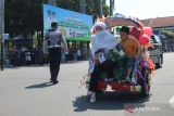  Jamaah calon haji bersama anaknya turun dari becak yang mengantarnya di halaman Pendopo Kabupaten Jombang, Jawa Timur, Rabu (29/6/2022). 