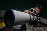 Petugas observatorium mempersiapkan teleskop saat pengamatan bulan (hilal) di Observatorium Kampus Umsu, Kota Medan, Sumatera Utara, Rabu (29/6/2022). Pengamatan posisi bulan  untuk menentukan awal bulan Zulhijah dan Idul Adha 1443 H/2022 M tersebut tidak berhasil melihat hilal karena kondisi cuaca mendung serta ketinggian hilal yang masih terlalu rendah. 

ANTARA FOTO/Fransisco Carolio