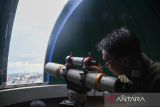 Petugas observatorium mempersiapkan teleskop saat pengamatan bulan (hilal) di Observatorium Kampus Umsu, Kota Medan, Sumatera Utara, Rabu (29/6/2022). Pengamatan posisi bulan  untuk menentukan awal bulan Zulhijah dan Idul Adha 1443 H/2022 M tersebut tidak berhasil melihat hilal karena kondisi cuaca mendung serta ketinggian hilal yang masih terlalu rendah. 

ANTARA FOTO/Fransisco Carolio