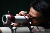 Petugas observatorium mempersiapkan teleskop saat pengamatan bulan (hilal) di Observatorium Kampus Umsu, Kota Medan, Sumatera Utara, Rabu (29/6/2022). Pengamatan posisi bulan  untuk menentukan awal bulan Zulhijah dan Idul Adha 1443 H/2022 M tersebut tidak berhasil melihat hilal karena kondisi cuaca mendung serta ketinggian hilal yang masih terlalu rendah. 

ANTARA FOTO/Fransisco Carolio